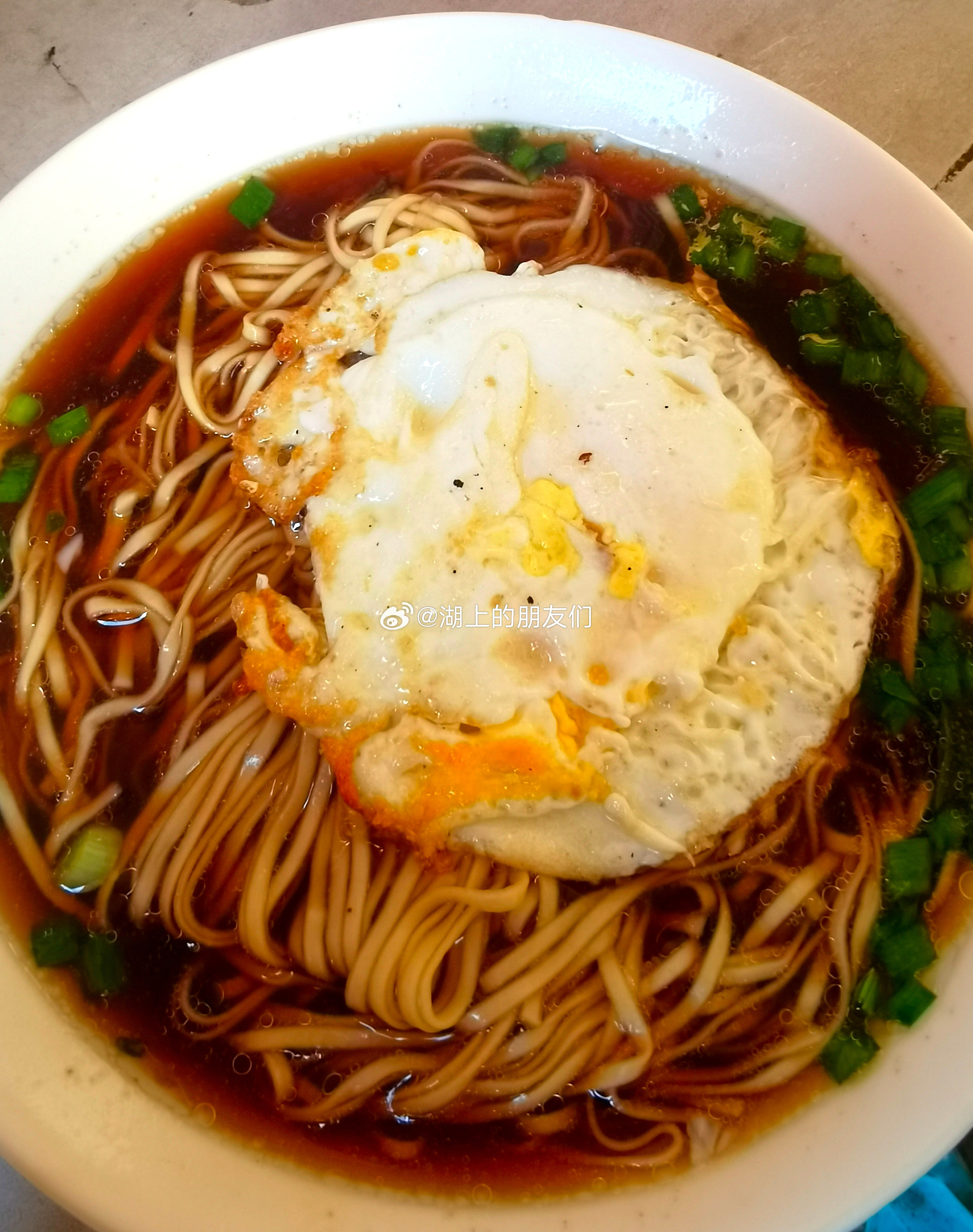 早餐：阳春面+煎鸡蛋。来不及到家做早餐了，路上顺便在附近一个路边摊吃了碗阳春面。