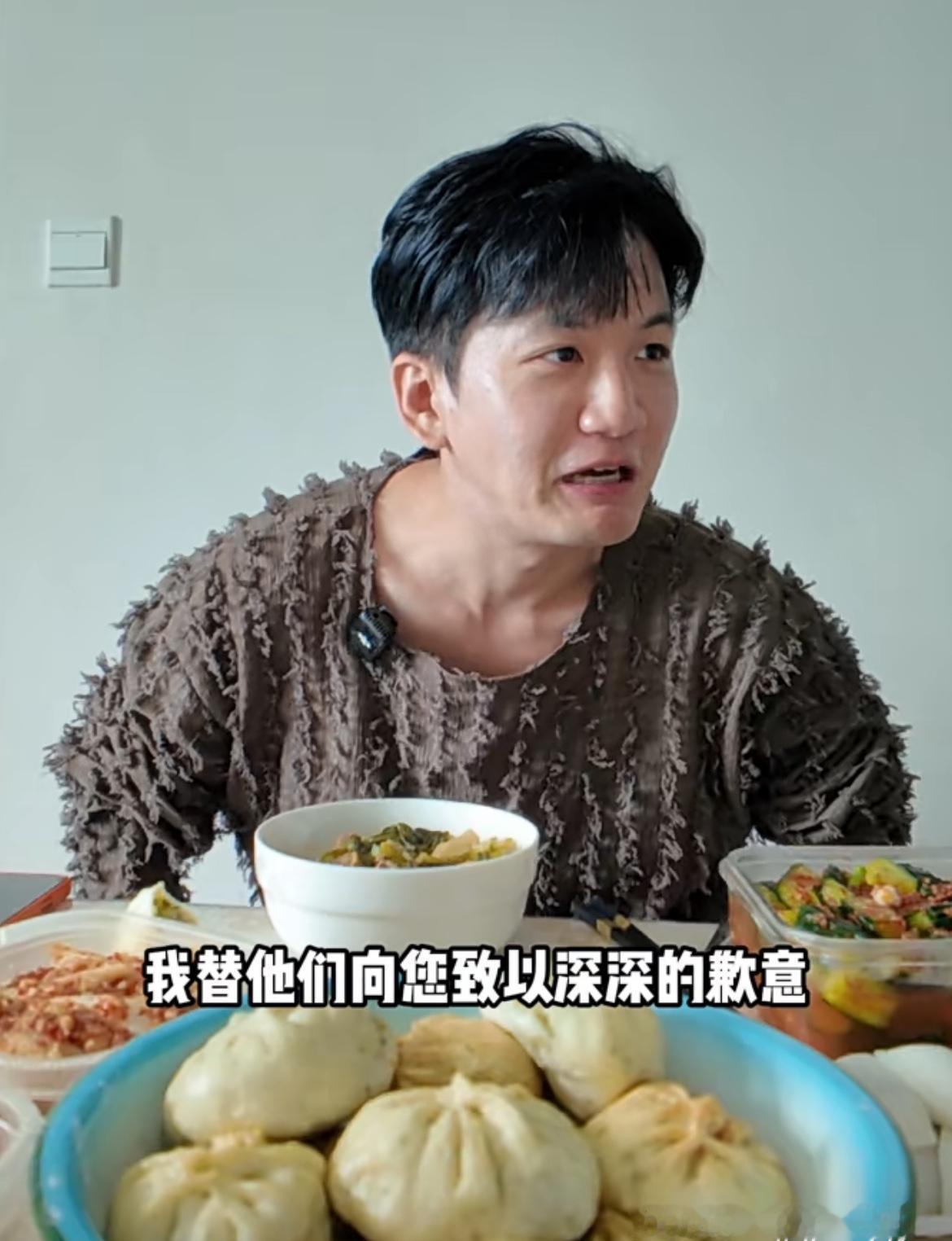韩国博主在黑龙江找不到饭店，询问路边的大姐可不可以蹭饭，大姐热情招待并准备了一大