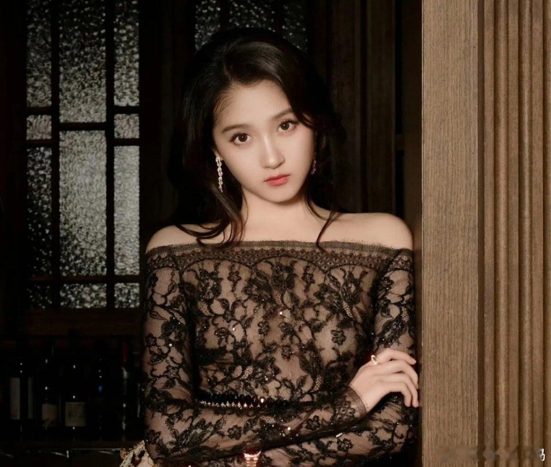 关晓彤也太倒霉了吧！网红司晓迪先爆料说和鹿晗睡过，接着又说关晓彤现在跟王安宇谈恋