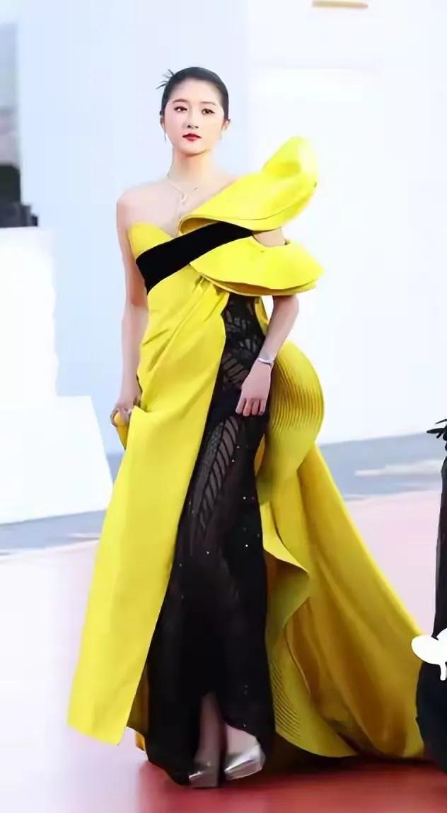 关晓彤这是穿了个什么？黄色的混天绫？为什么绑在黑色礼服上呢？红毯造型翻车的不止宁