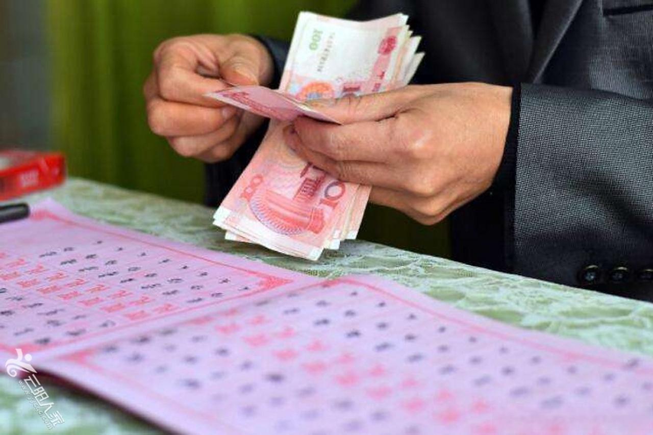 弟弟结婚，妈妈翻开礼单炫耀：舅舅10000元，大姨8000元，小姨8000元，二