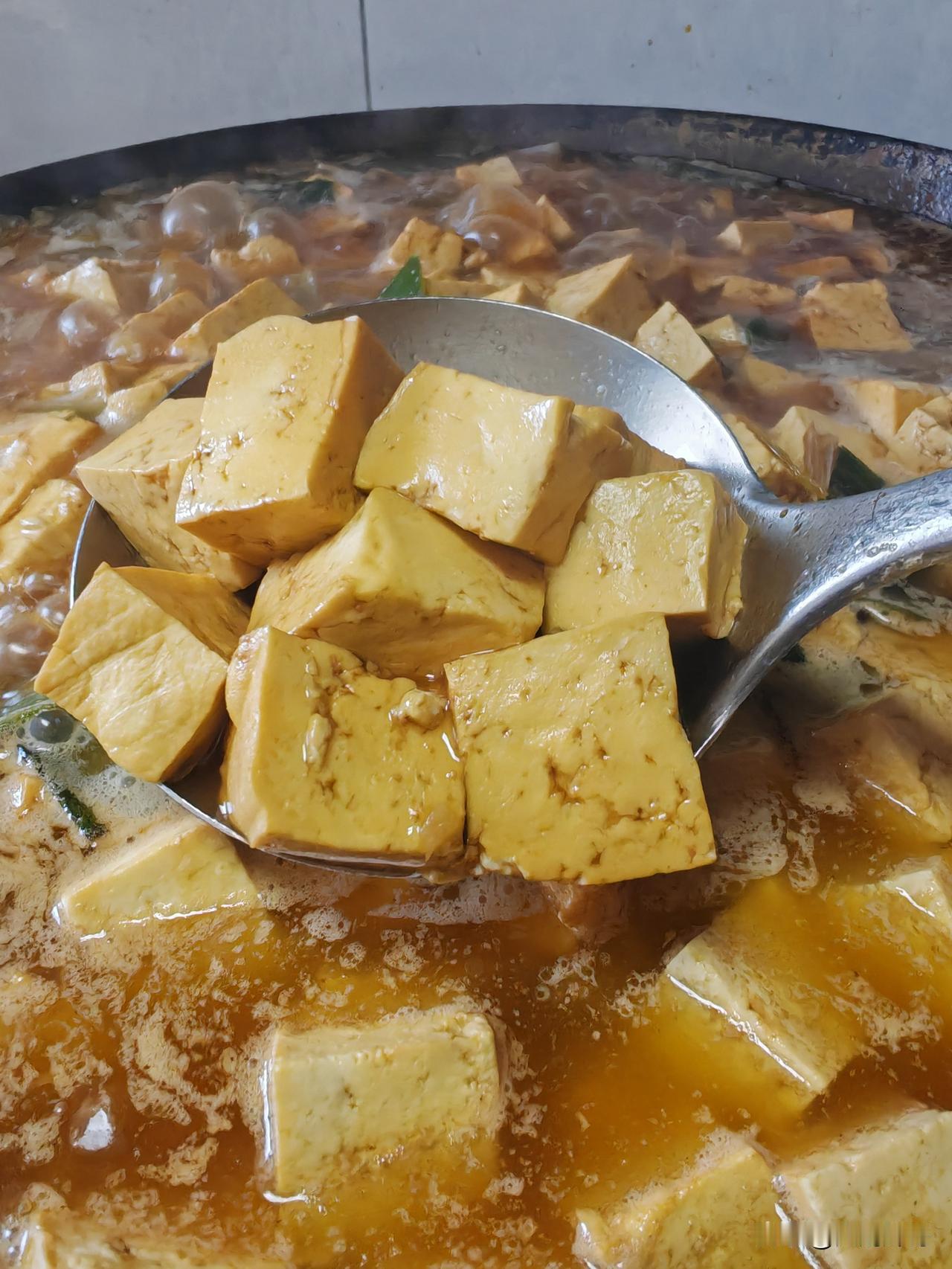 晒一晒最近吃过的美食今日午餐菜品，葱烧豆腐，咸鲜入味，比较下饭。