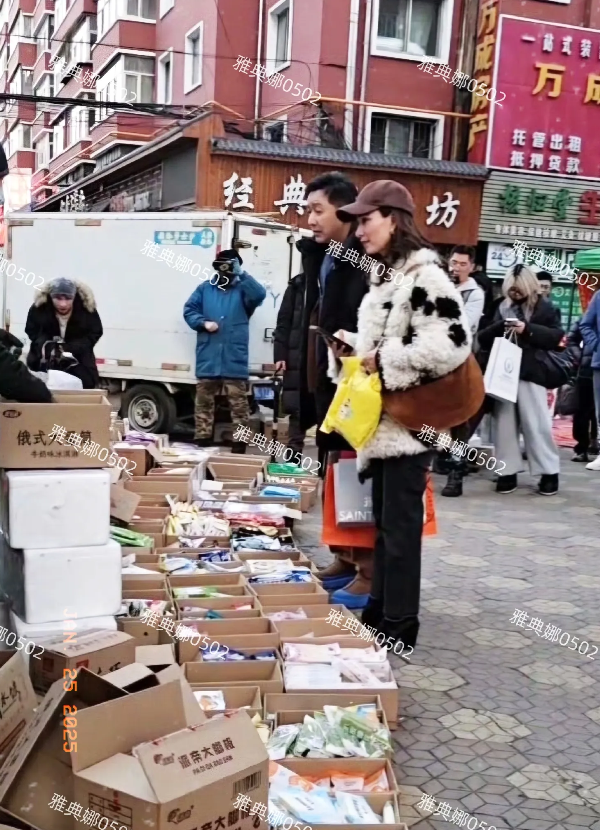 牡丹江街头偶遇韩庚和媳妇卢靖姗站在道边买冰棍，两口子穿得暖和接地气一点儿也像明星