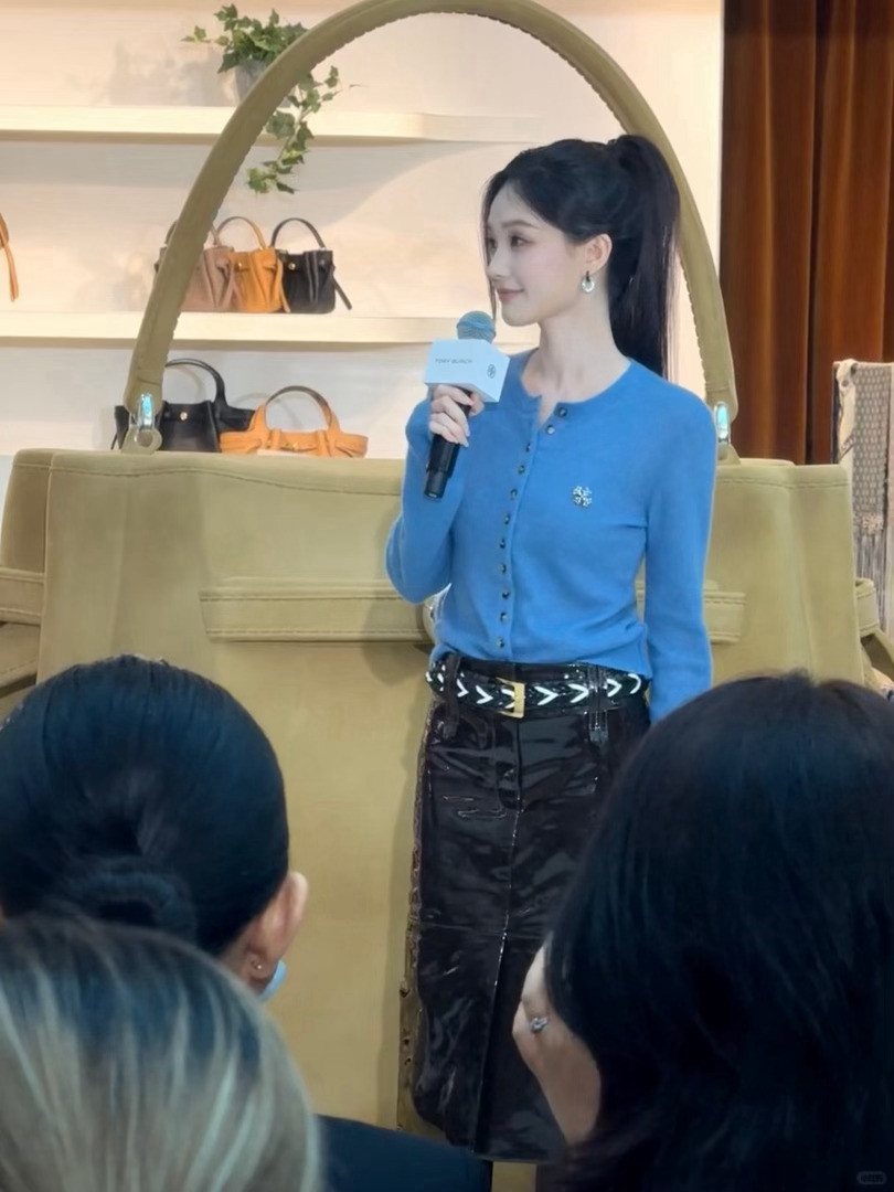 李一桐干练高马尾李一桐时尚感拉满了干练高马尾搭配精致穿搭，李一桐线下状态绝了。蓬