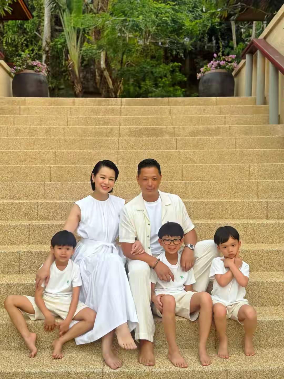 能生儿子她已经赢了三个儿子是她的底气！