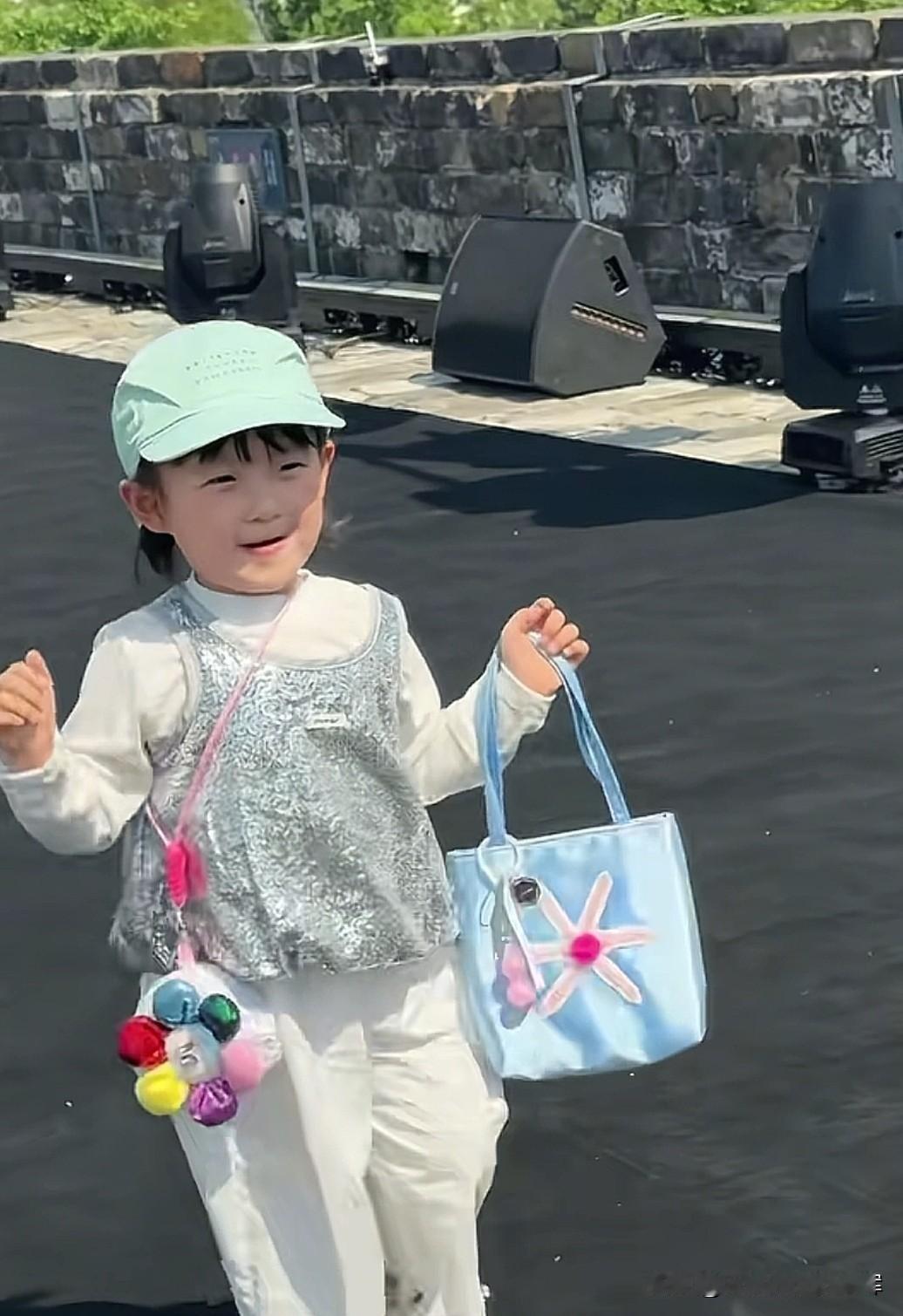 被闪闪小朋友的童装秀狠狠圈粉！3岁的年纪，却有着超越年龄的灵动与从容。舞台上