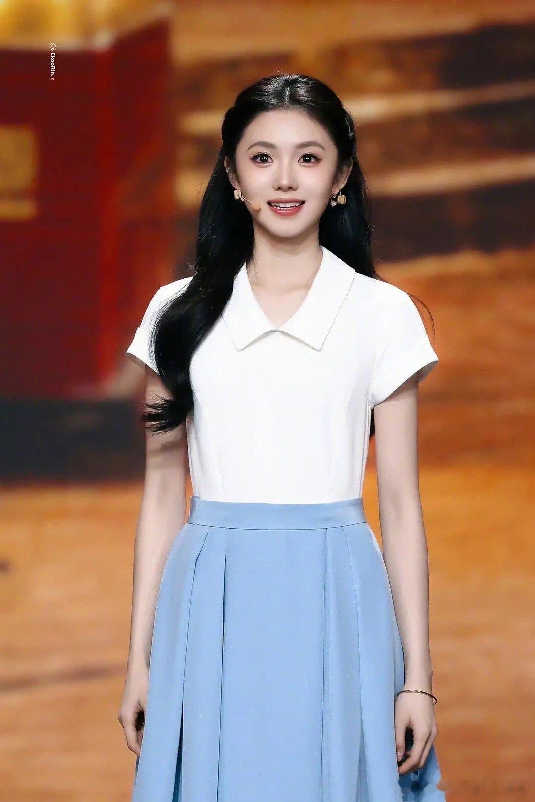 刘浩存今天百花迎春公主头造型，穿的很简单，看着状态如何？