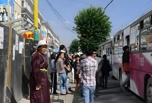 “中国人滚出去！”中国多次伸手援助它，换来的却是对中国人的敌意，这个国家不是巴基