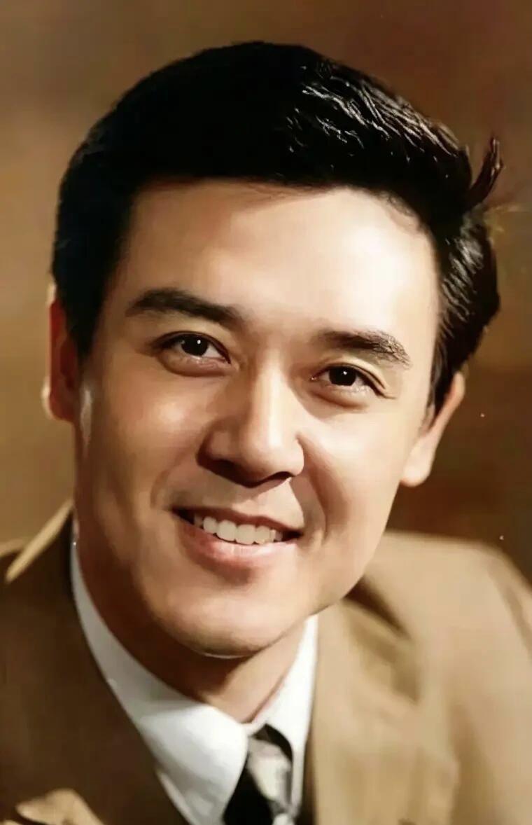 这三位男演员都是早些年帅气英俊的大帅哥，王心刚是从年轻帅到老的美男子，年轻时他英