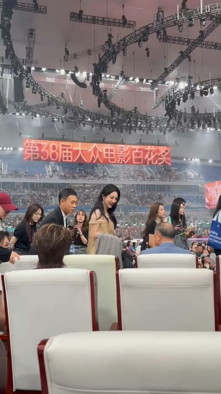 百花奖内场座位图百花奖内场杨紫和张译坐一起！他们出演了贾玲导演的电影《转念花开