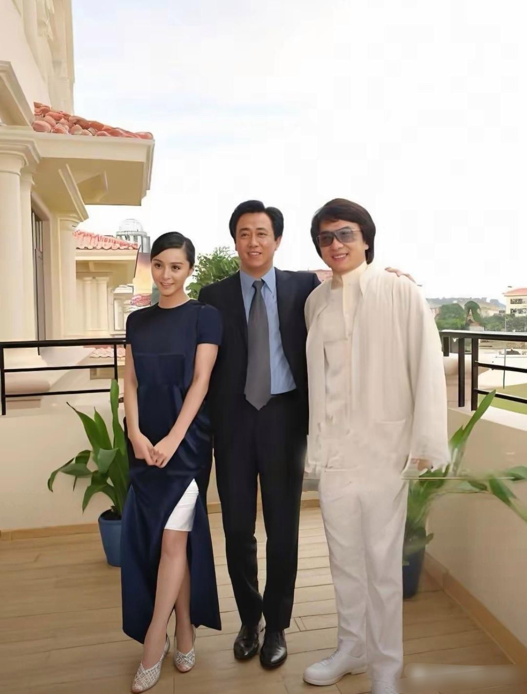 许家印当年搂着国际巨星成龙，就像搂着自己的小老弟一样，这就是资本的力量！
