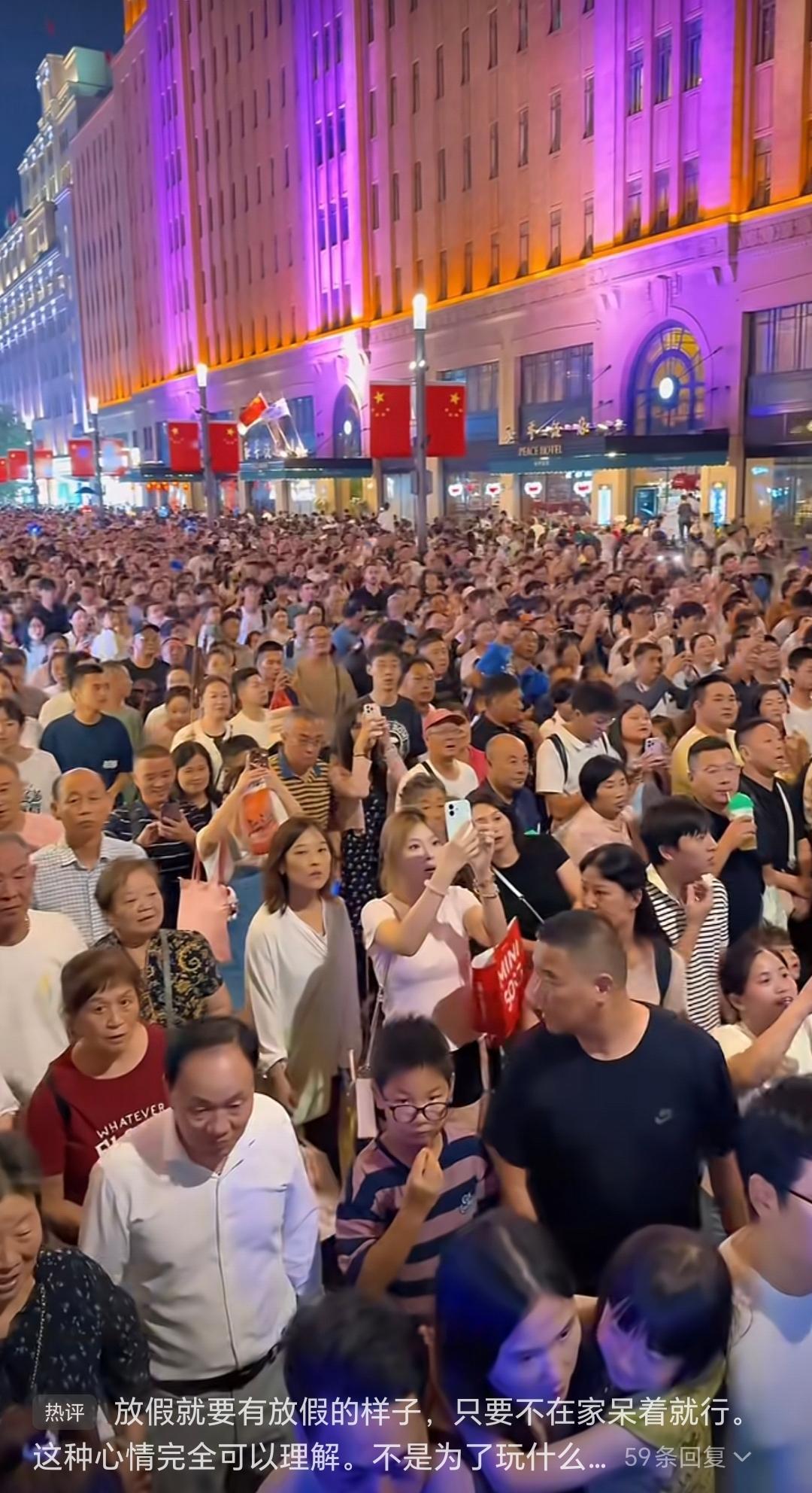 看看这场面，人山人海，你能理解吗？——这是深圳的大梅沙旅游区，好多人啊！—