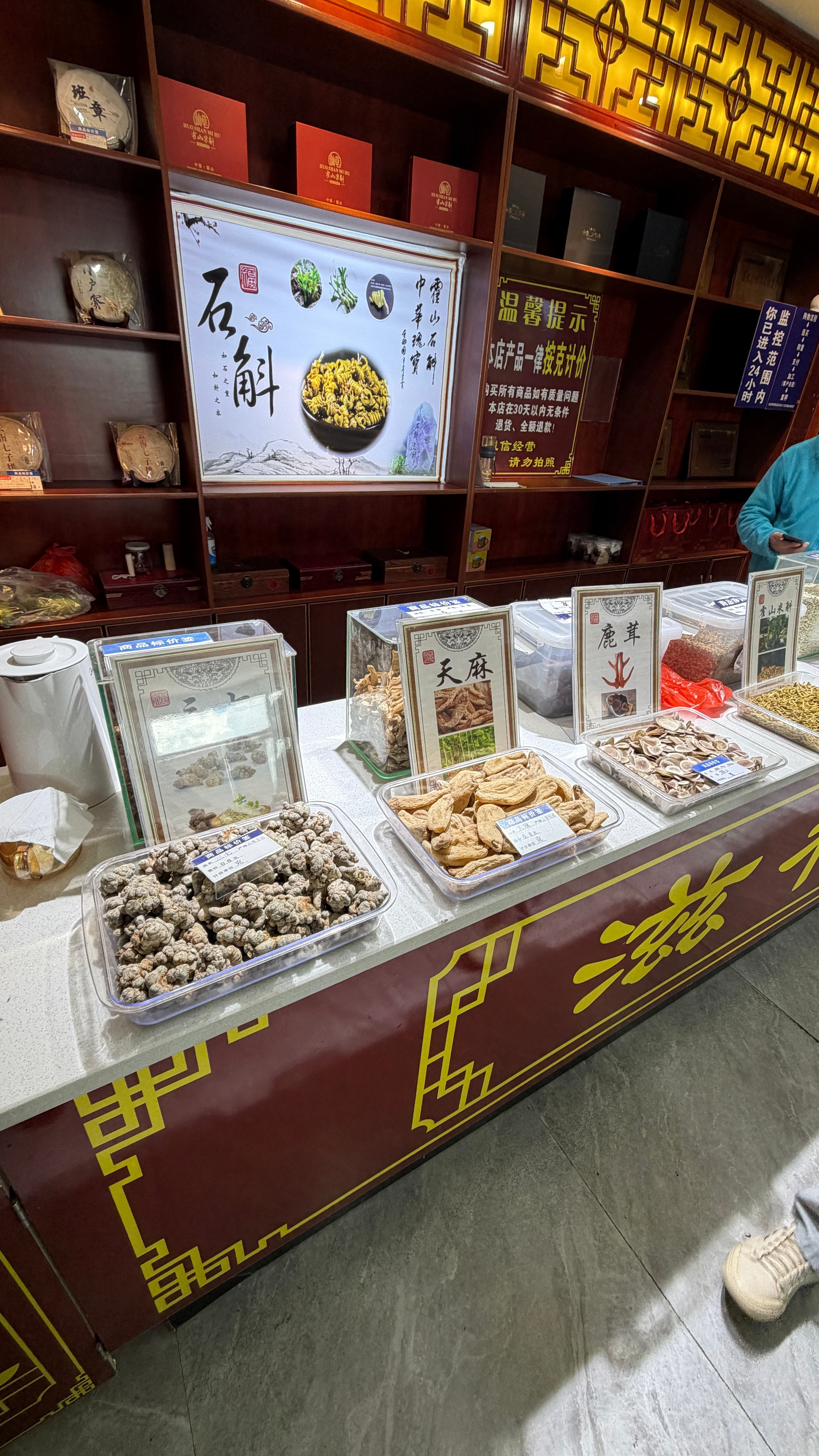 注意⚠️你们来云南，路上的休息区服务区遇到这种卖土特产的，自己小心点，不看不问…