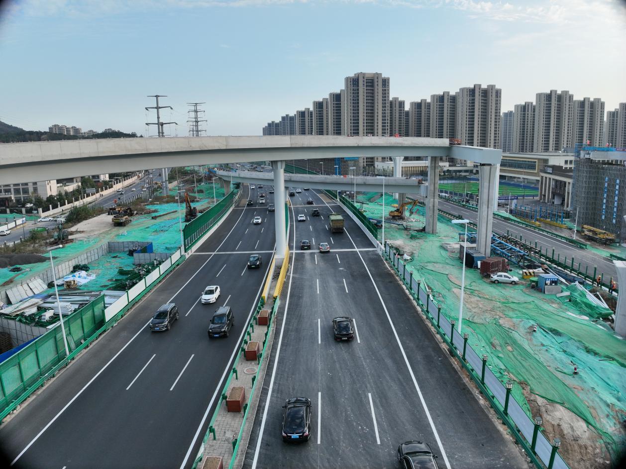 青岛枣山路上的跨青银桥何时能建设竣工通车？近日，有市民询问：青岛市李沧区枣山路上