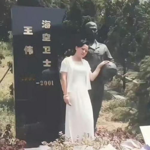 阮国琴给丈夫王伟扫墓，一张罕见的留影，这张照片拍摄地点是杭州安贤陵园王伟烈士衣冠