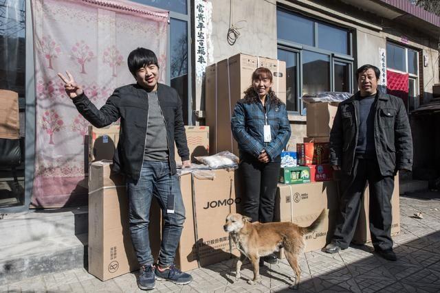 东哥这年货真是实在！一年忙到头还惦记着老家乡亲，吃的用的都给安排上。这不只是发东