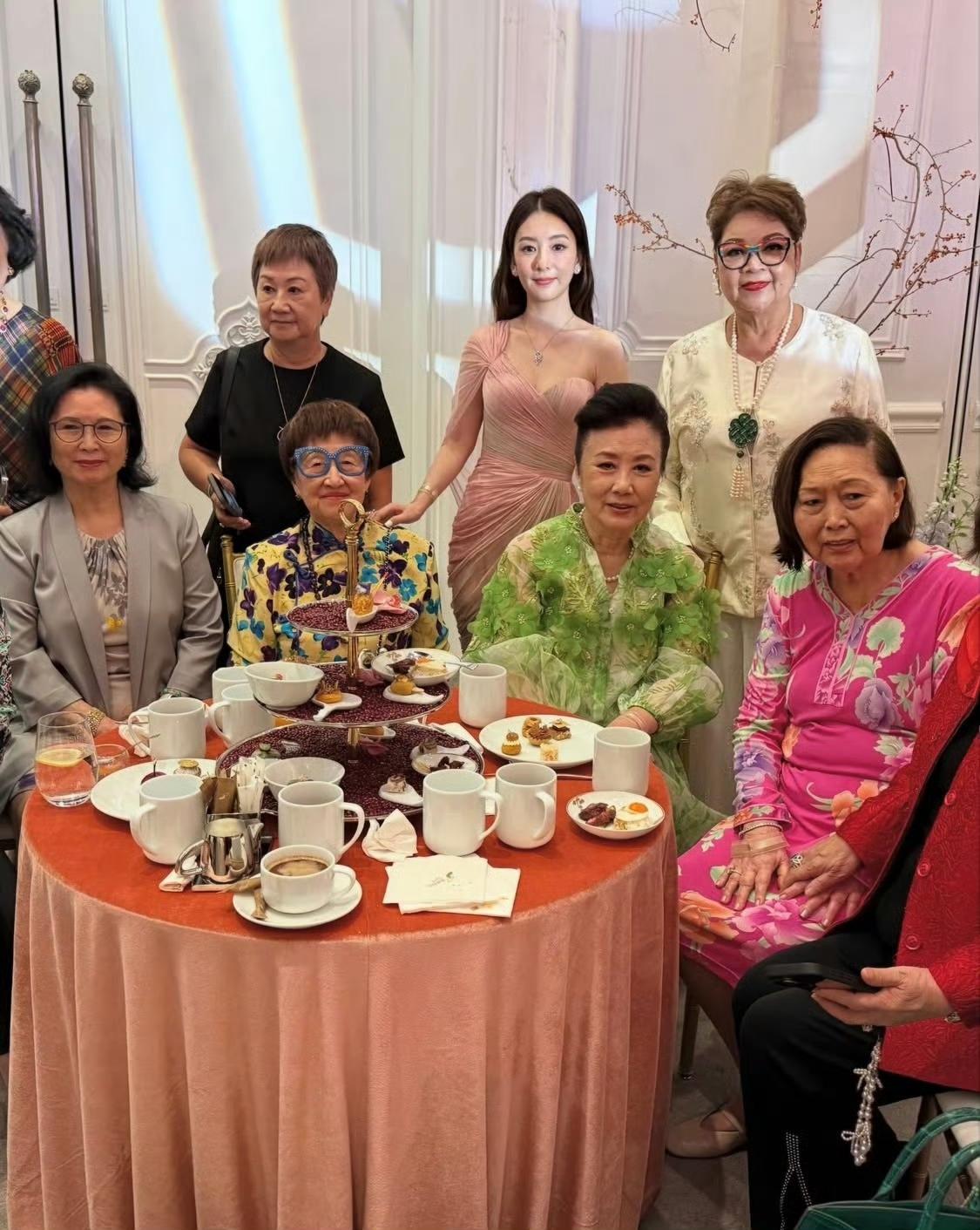 奚梦瑶在澳门举办的答谢宴，可谓群星云集、名流荟萃。现场汇聚了众多港澳地区的知名人