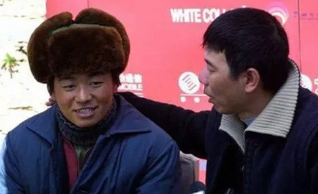 2004年，王宝强刚拍完《天下无贼》，便赶回邢台老家，没过几天，他就扛着100多