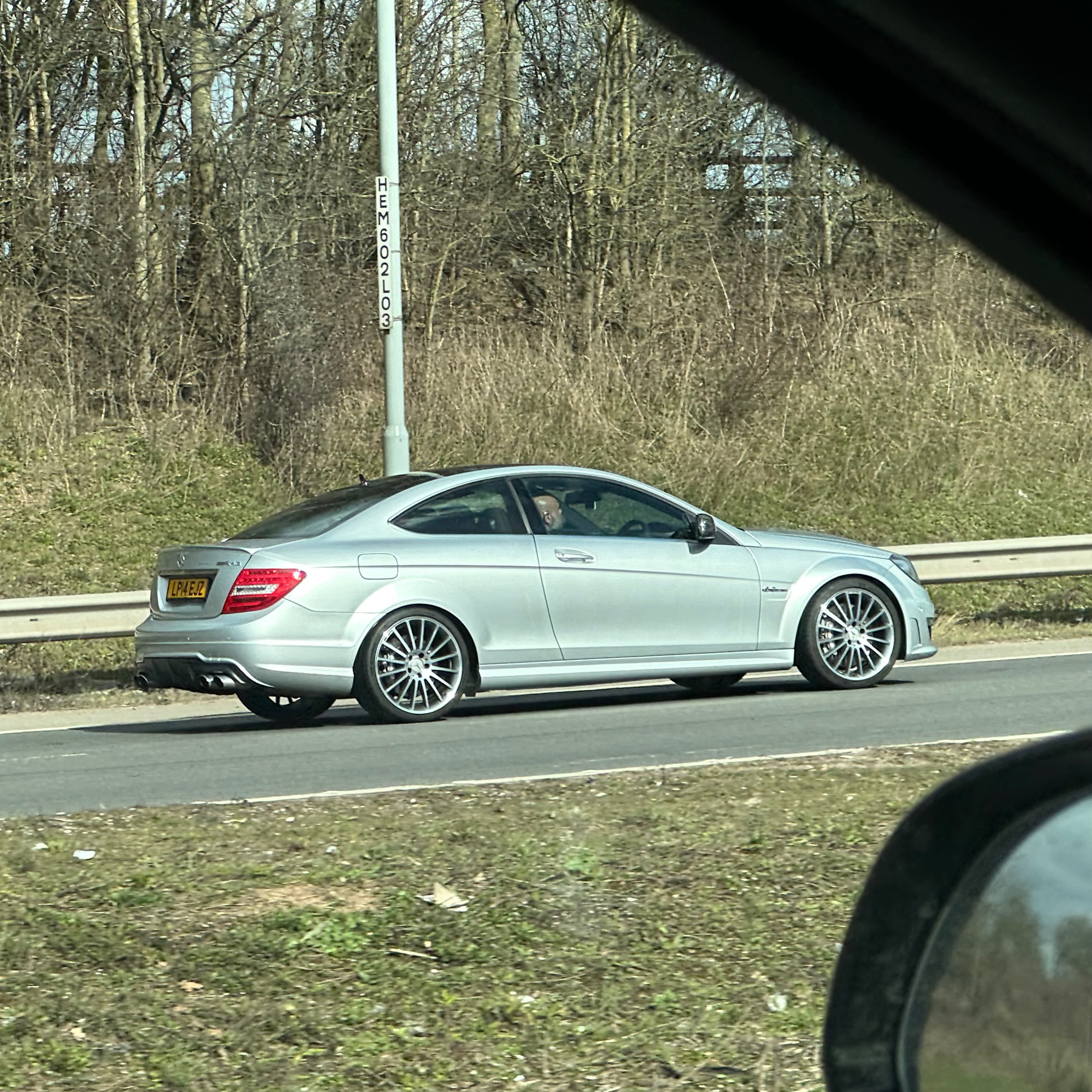 末期的W204C63Coupe，真好看。再对比一下EQE[捂眼睛]​​​