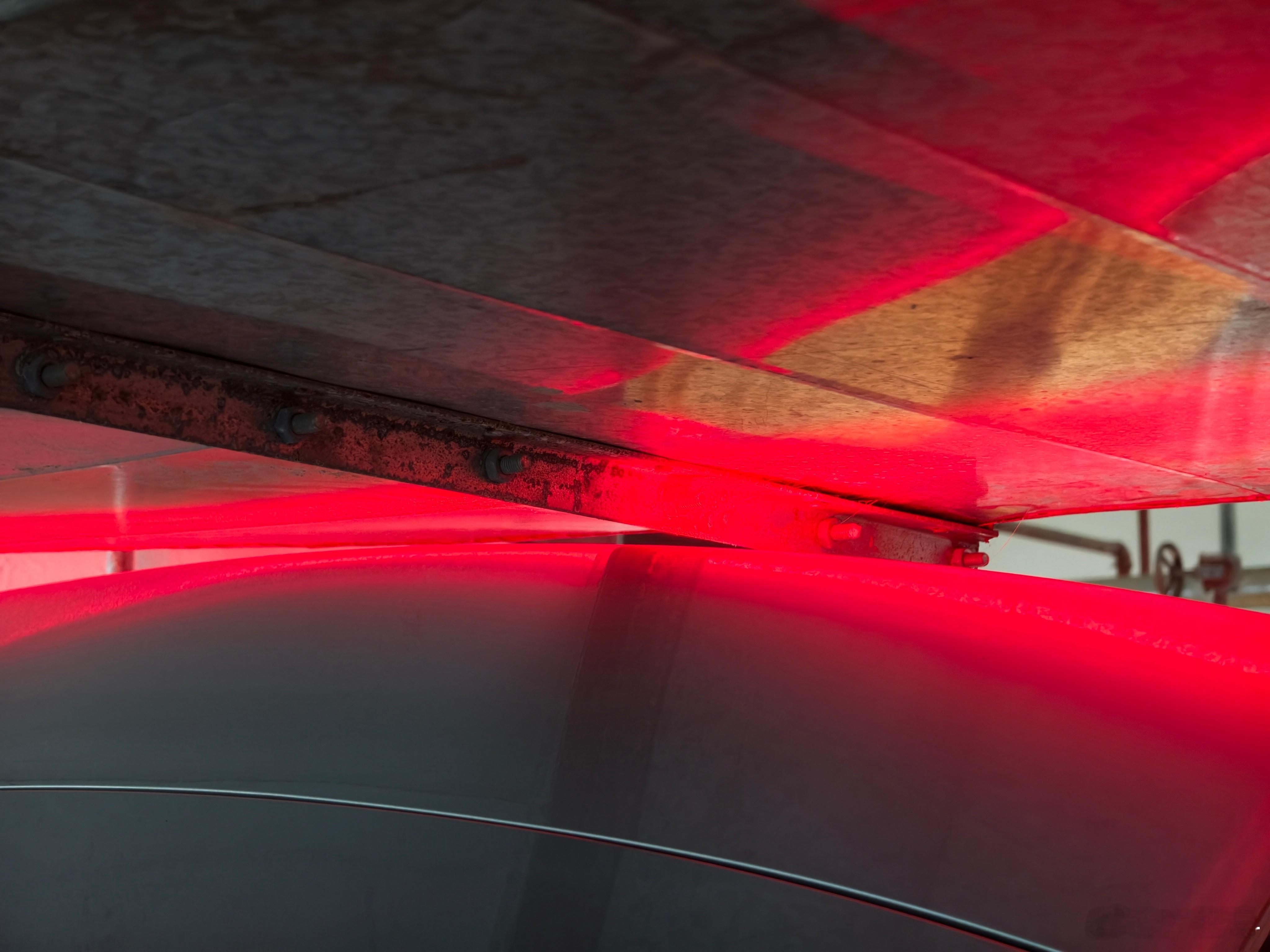 看着像是碰到了，但其实就差那么一点点！哈哈哈，什么叫做极限啊！智驾数码团