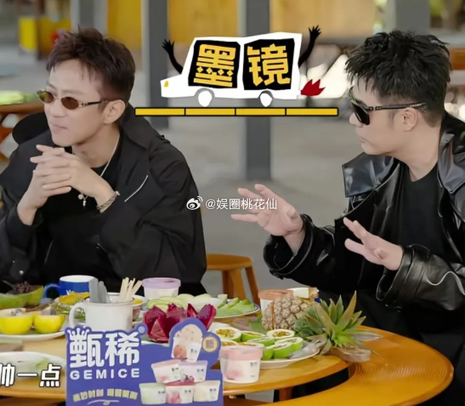 哈哈哈哈邓超陈赫鹿晗三人唠嗑现场也太欢乐了！陈赫当场发问：快来评评，我俩谁更帅？