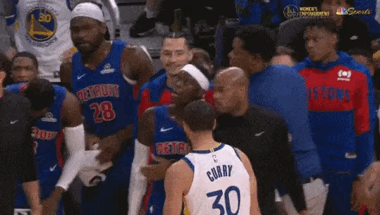 难道这就是阿耶莎和69……的原因？斯图尔特比赛过程中直接用🤏手势嘲讽库里！！！