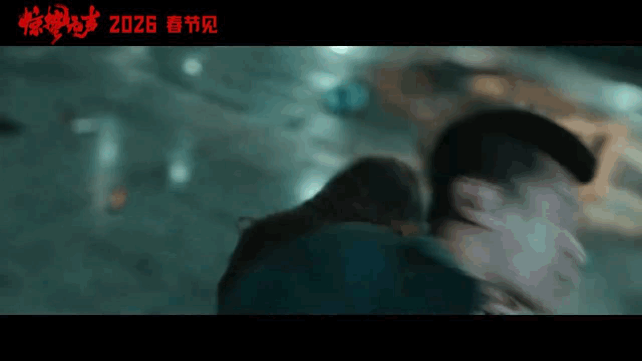 有眼尖的朋友怀疑《惊蛰无声》预告片图1这场近身打戏是千玺跟杨幂在打，因为黑衣人的