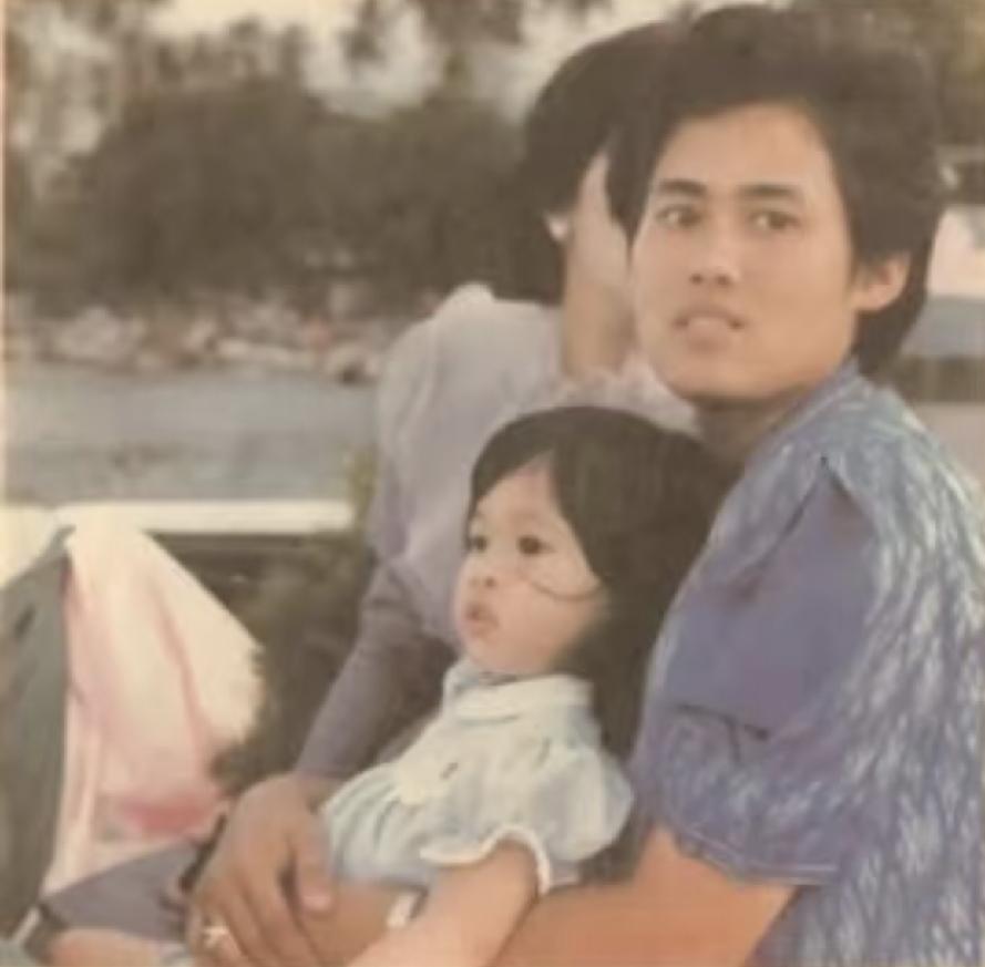 年轻的诗琳通公主怀里抱着的是侄女帕查拉公主。那时的诗琳通公主风华正茂，眼里有