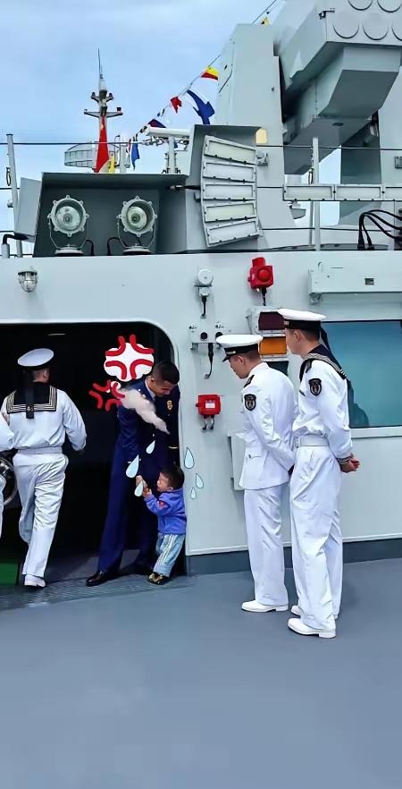 哈哈哈哈，是什么样的事情让我们可爱的海军也无能为力？原来是海军军舰开放日，一个