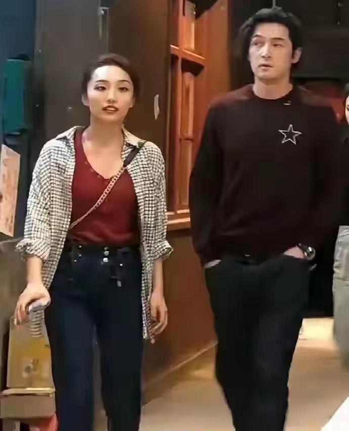 胡歌和老婆，俩人已结婚4年了一儿一女，感觉挺幸福的。不知道他老婆有什么魅力