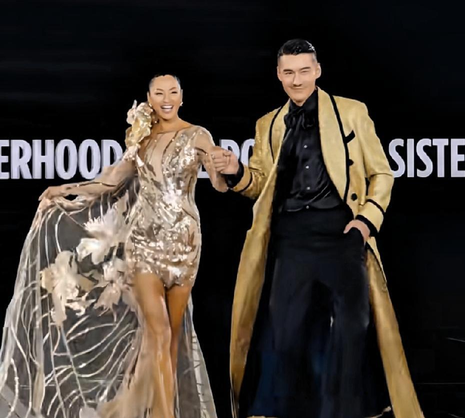 瞿颖和胡兵一起亮相巴黎时装周，老搭档还是有默契啊！谁敢信瞿颖都50多岁了，一点也