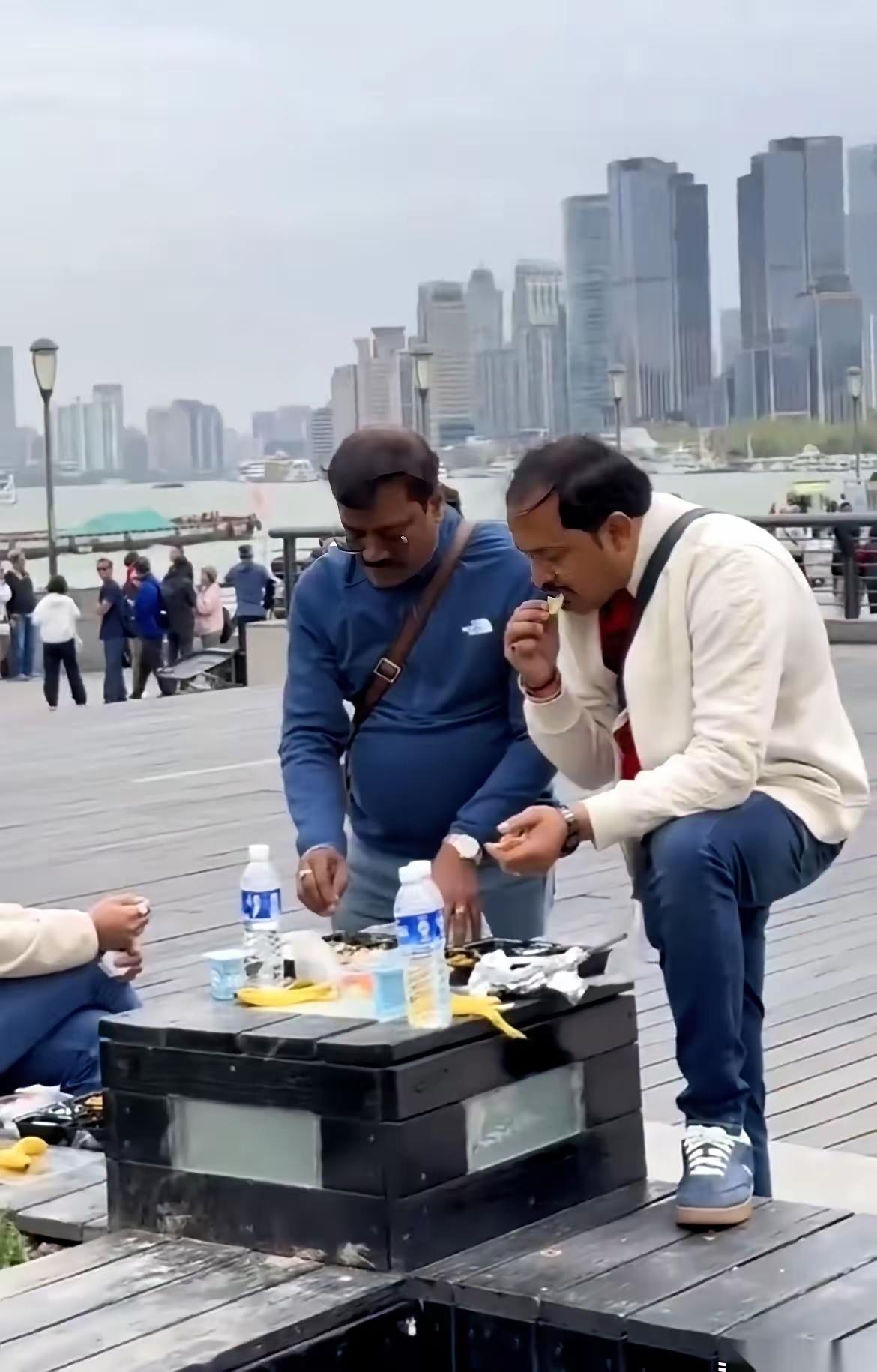 油顺着手腕往下淌，烫得龇牙咧嘴，一口吞下整个生煎包。这是在外滩拍到的几个老外