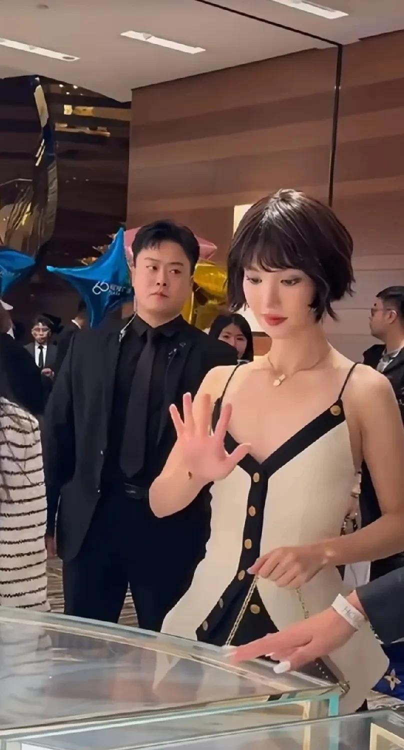 金晨这衣服好像有点撑不起来呢！她那纸片人身材，就像把零食袋穿在了身上似的，而且镜