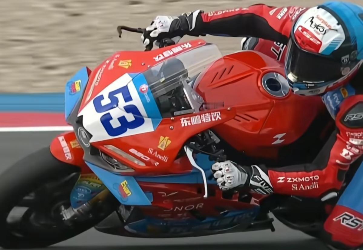 4月18日，张雪机车53号车手德比斯正赛第一回合拿下第四名。没错，没上领奖台