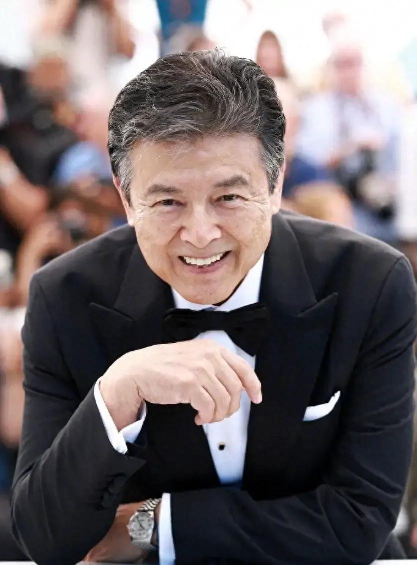 日本著名影视明星三浦友和虽然现在已经是古稀之年的老人，但形象和气质还是那么出众。