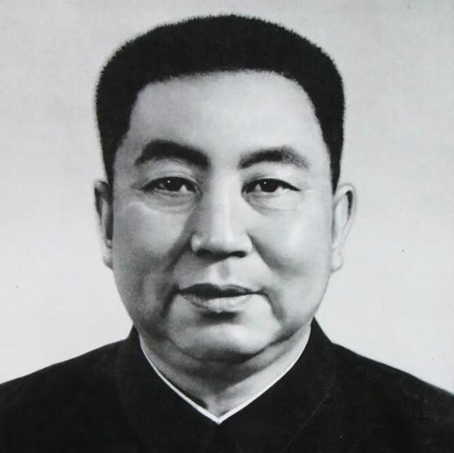 晚年的华国锋展现出一种言行十分严谨的风貌。尽管仍然享受国家领导人的政治待遇，有权