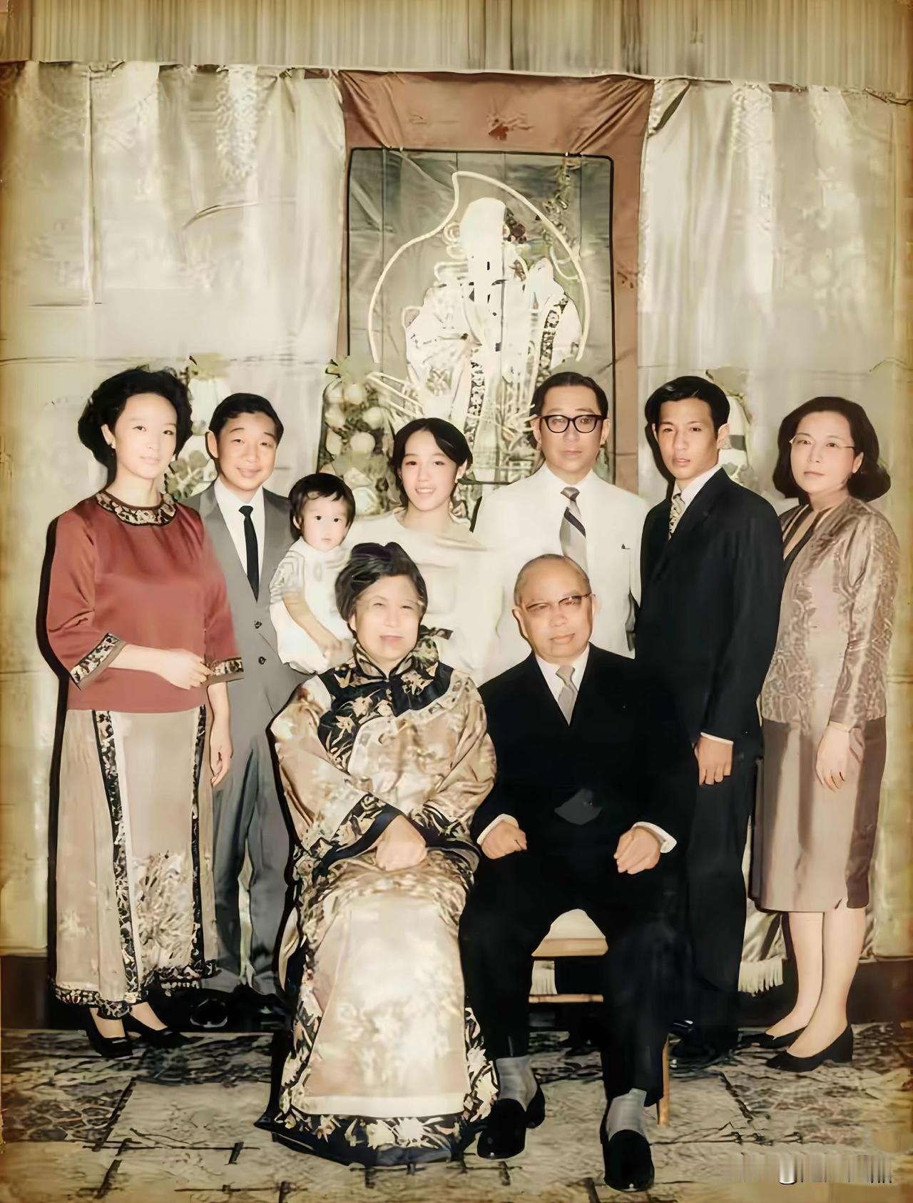 这是孙科为夫人陈淑英庆八十大寿时的一张家庭合影，时间是1973年8月19日，在台