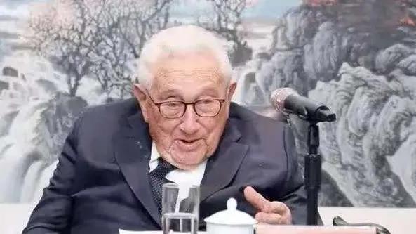 基辛格神预言成真！英国为援乌掏空家底，民众直呼扛不住了。脱欧后经济疲软，英国