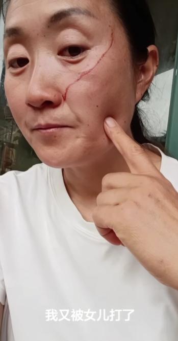 一言难尽！一位妈妈在网上哭诉。高考刚结束，中午她做了饭，把睡觉的女儿吵醒了。孩子