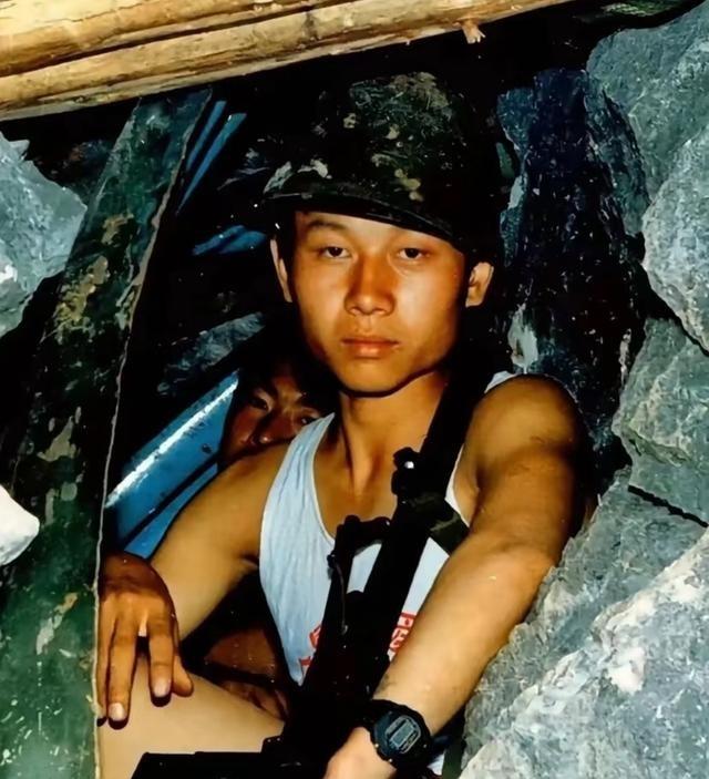 这位是对越自卫反击战，在老山前线牺牲的张鹏烈士，牺牲当天，时任团长的秦天谱写下“