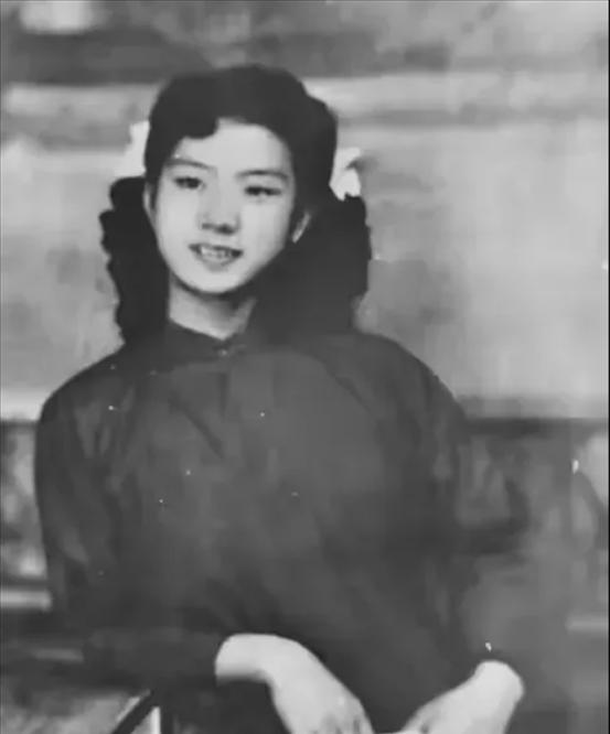 1949年，女战士刘惜芬在审讯室，敌人用刀划开她胸前的衣服，恶狠狠地说：“不要不