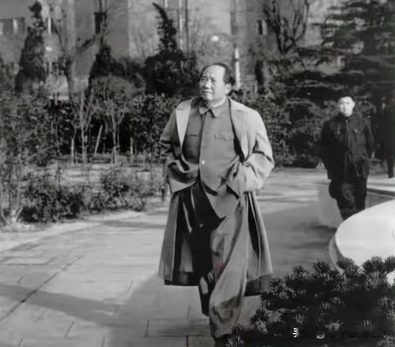 1953年，毛主席首次踏上上海的土地。他在沪工作至深夜凌晨，以朴素勤勉的作风、