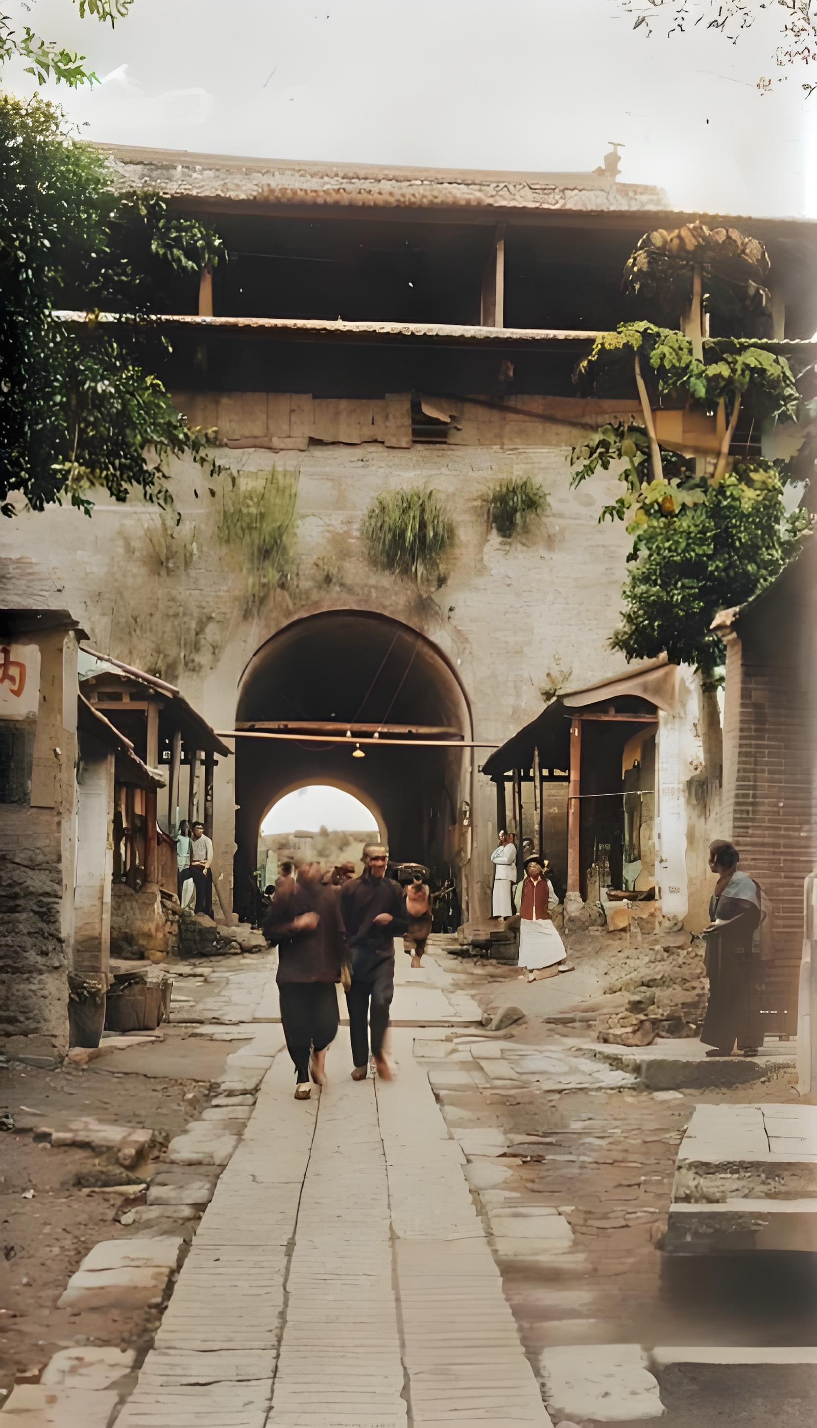 这是1913-1914年由道格拉斯·努普拍摄的广州大北门老照片。画面中，古老的城