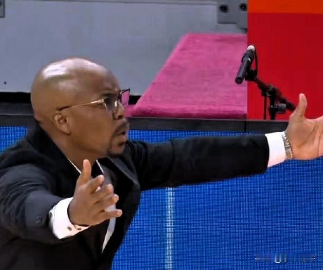 昨天CBA裁判又出现了业余一幕，广州队追到仅差3分，生死时刻徐杰接球瞬间