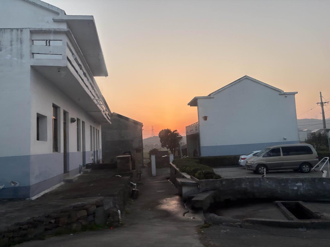 以下是截至2026年1月17日20时，同时影响股市与军事的炸毛消息，按冲击度排序