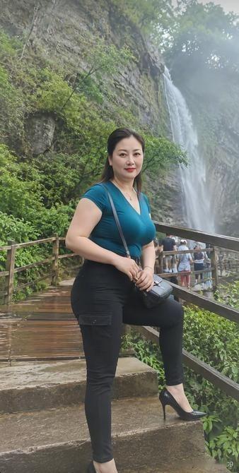 山水相依之处，宛如人间仙境！就拿桂林来说，漓江的水恰似一条碧绿的绸带，在群山之间