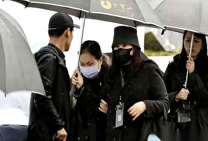 大S的雕像揭幕，她妈黄春梅一身黑衣，被人搀着走进来。周围全是闪光灯，可她眼睛是