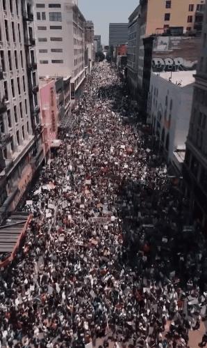 就在特朗普美滋滋地在华盛顿的看台上欣赏美国陆军成立250周年阅兵式的时候，美国各