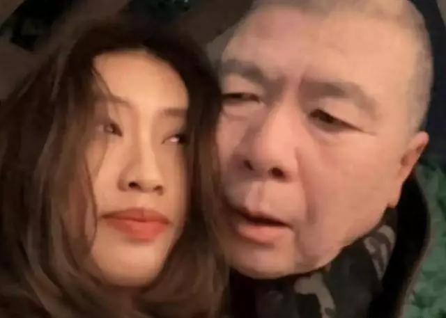 冯小刚那张脸看着都让人恶心。可还真有美女排着队往上贴。就说许晴，54岁还风韵犹存
