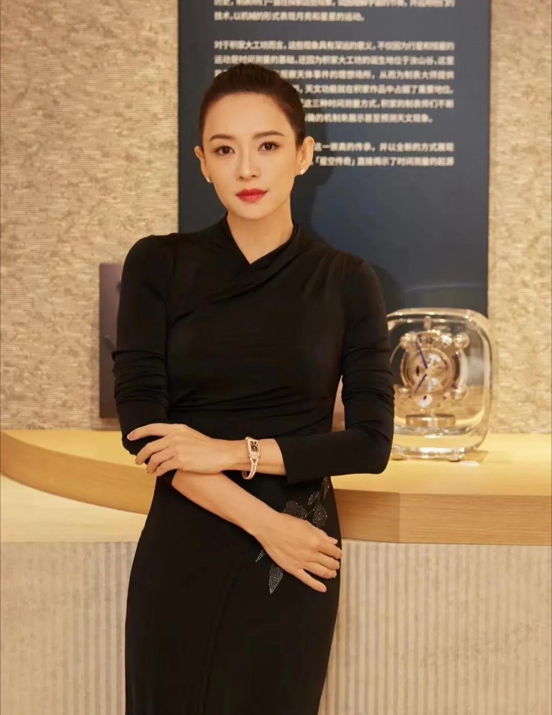 46岁章子怡摔伤后澳门“闪现”，携母购物状态佳，母女同背爱马仕引关注前几日，华